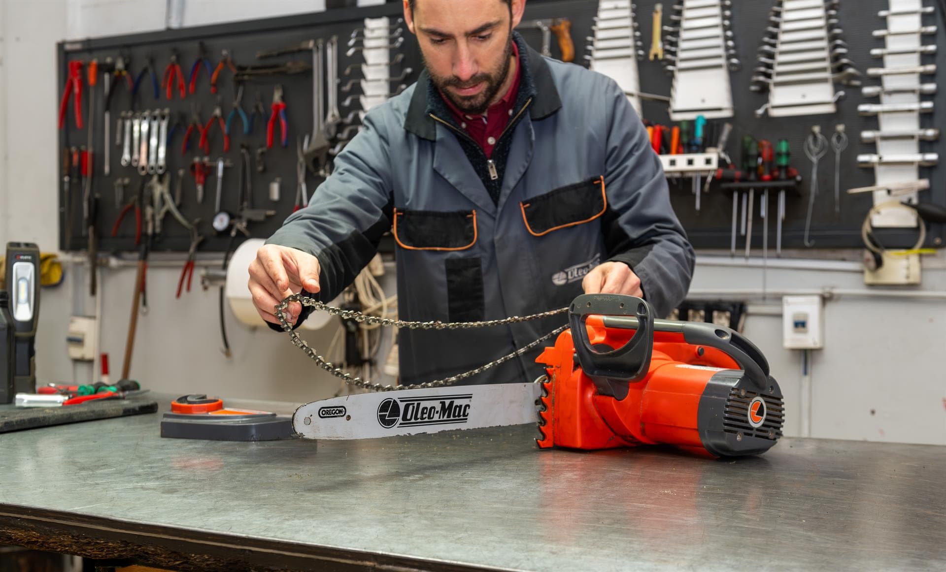 Técnico reparando motosierra